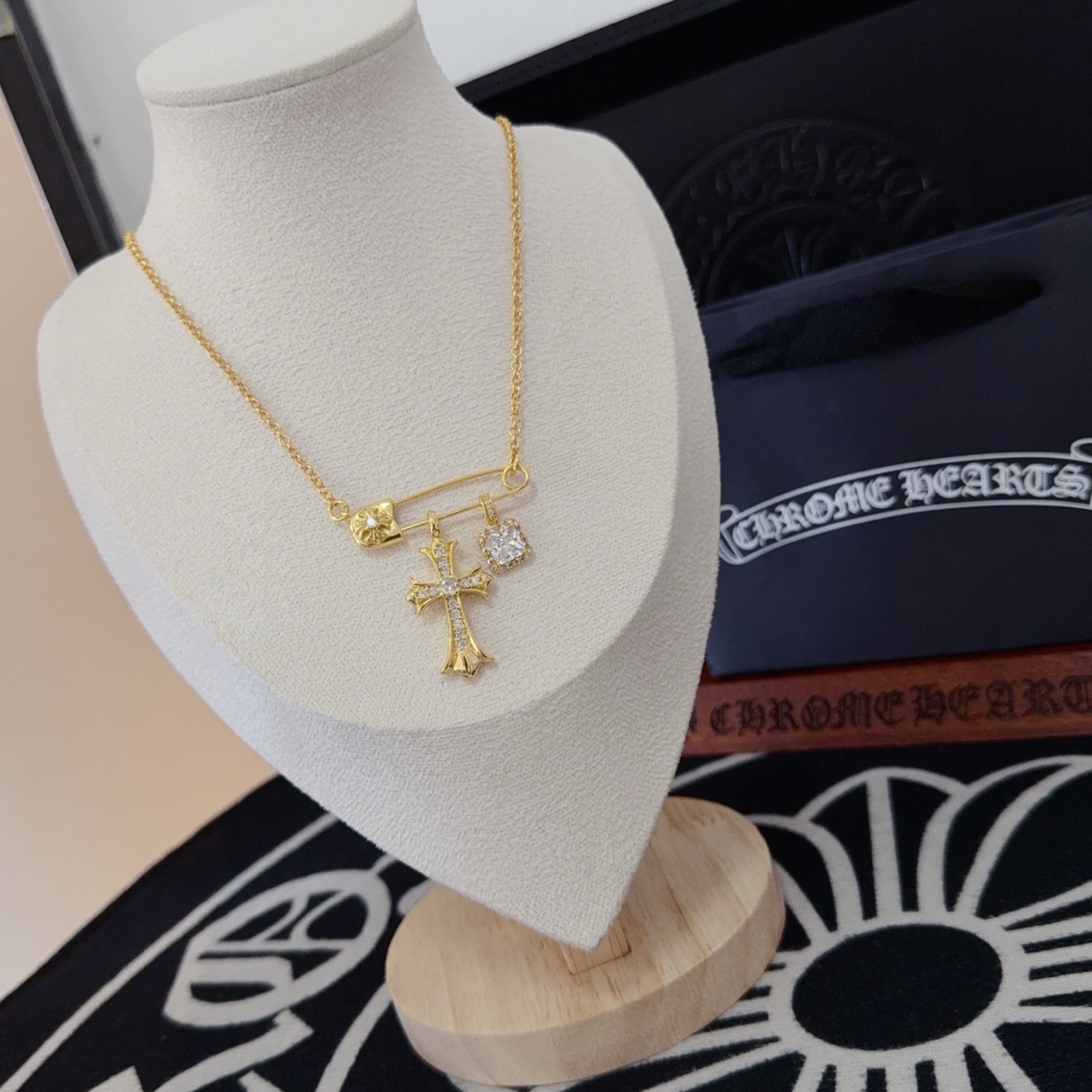   新款【专柜品质】Chrome Hearts克罗心别针白钻十字架项链，凹凸造型不同的花纹设计风格呈现出