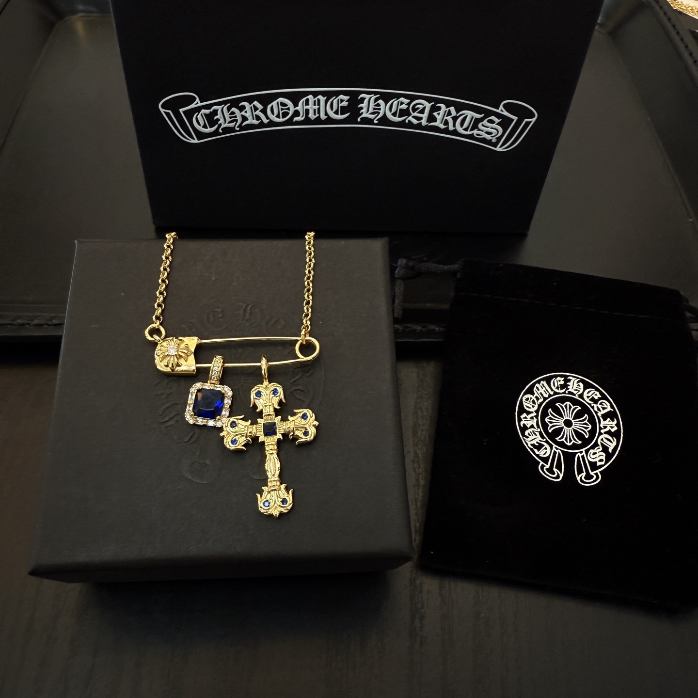   新款【专柜品质】Chrome Hearts克罗心别针蓝钻十字架项链，凹凸造型不同的花纹设计风格呈现出