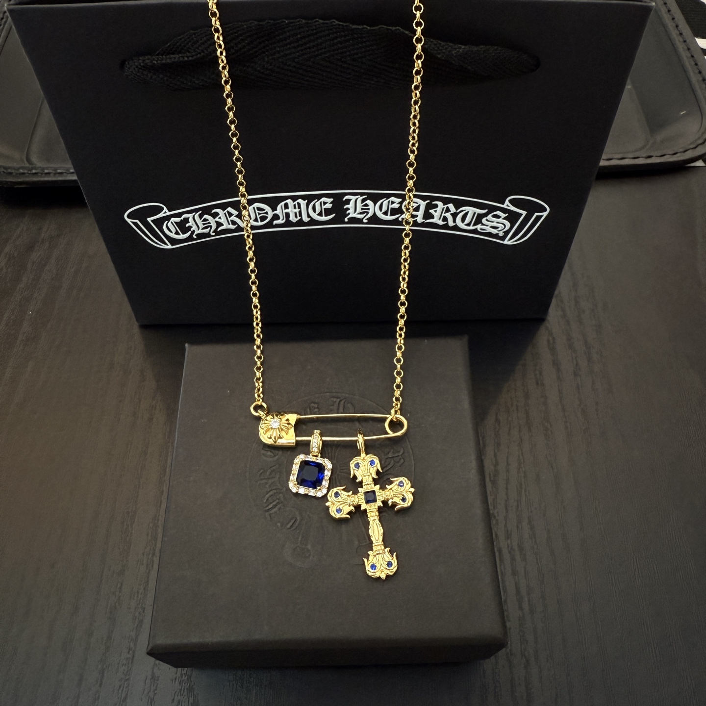   新款【专柜品质】Chrome Hearts克罗心别针蓝钻十字架项链，凹凸造型不同的花纹设计风格呈现出
