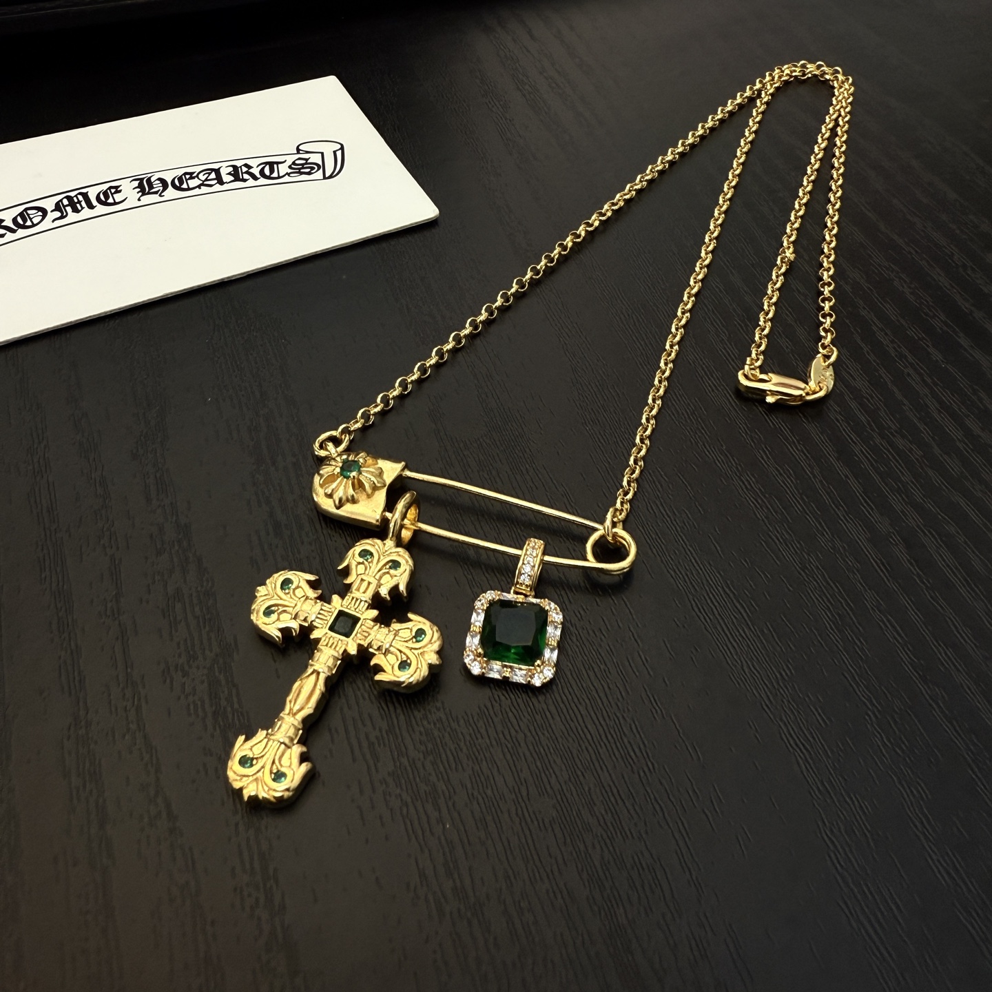   新款【专柜品质】Chrome Hearts克罗心别针绿钻十字架项链，凹凸造型不同的花纹设计风格呈现出