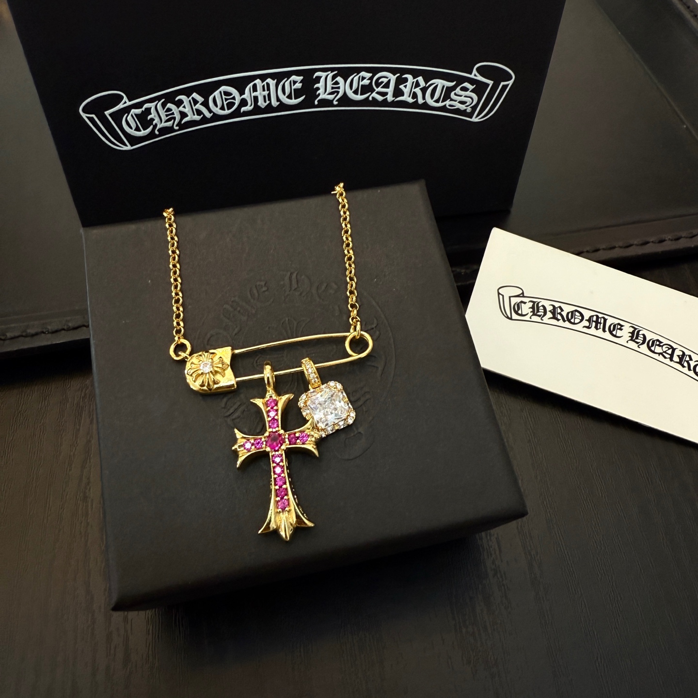   新款【专柜品质】Chrome Hearts克罗心别针粉钻十字架项链，凹凸造型不同的花纹设计风格呈现出