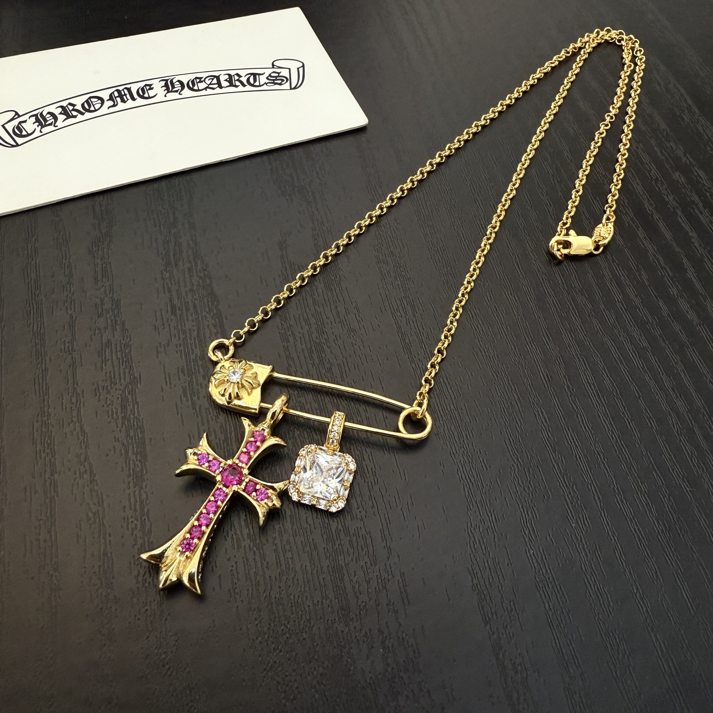   新款【专柜品质】Chrome Hearts克罗心别针粉钻十字架项链，凹凸造型不同的花纹设计风格呈现出
