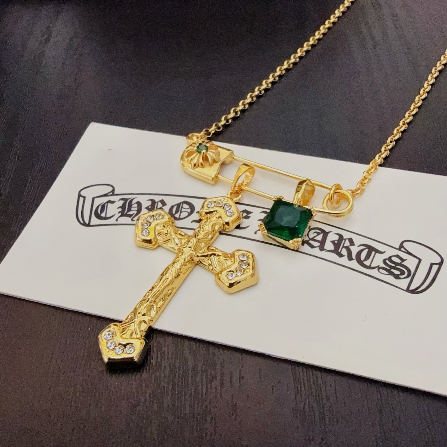   新款【专柜品质】Chrome Hearts克罗心别针绿钻十字架项链，凹凸造型不同的花纹设计风格呈现出