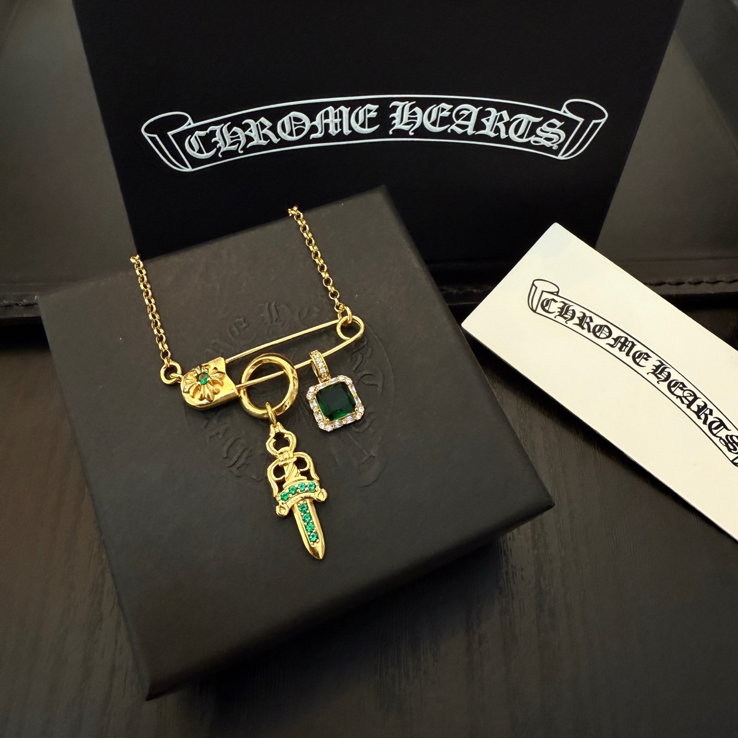   新款【专柜品质】Chrome Hearts克罗心别针绿钻宝剑项链，凹凸造型不同的花纹设计风格呈现出与