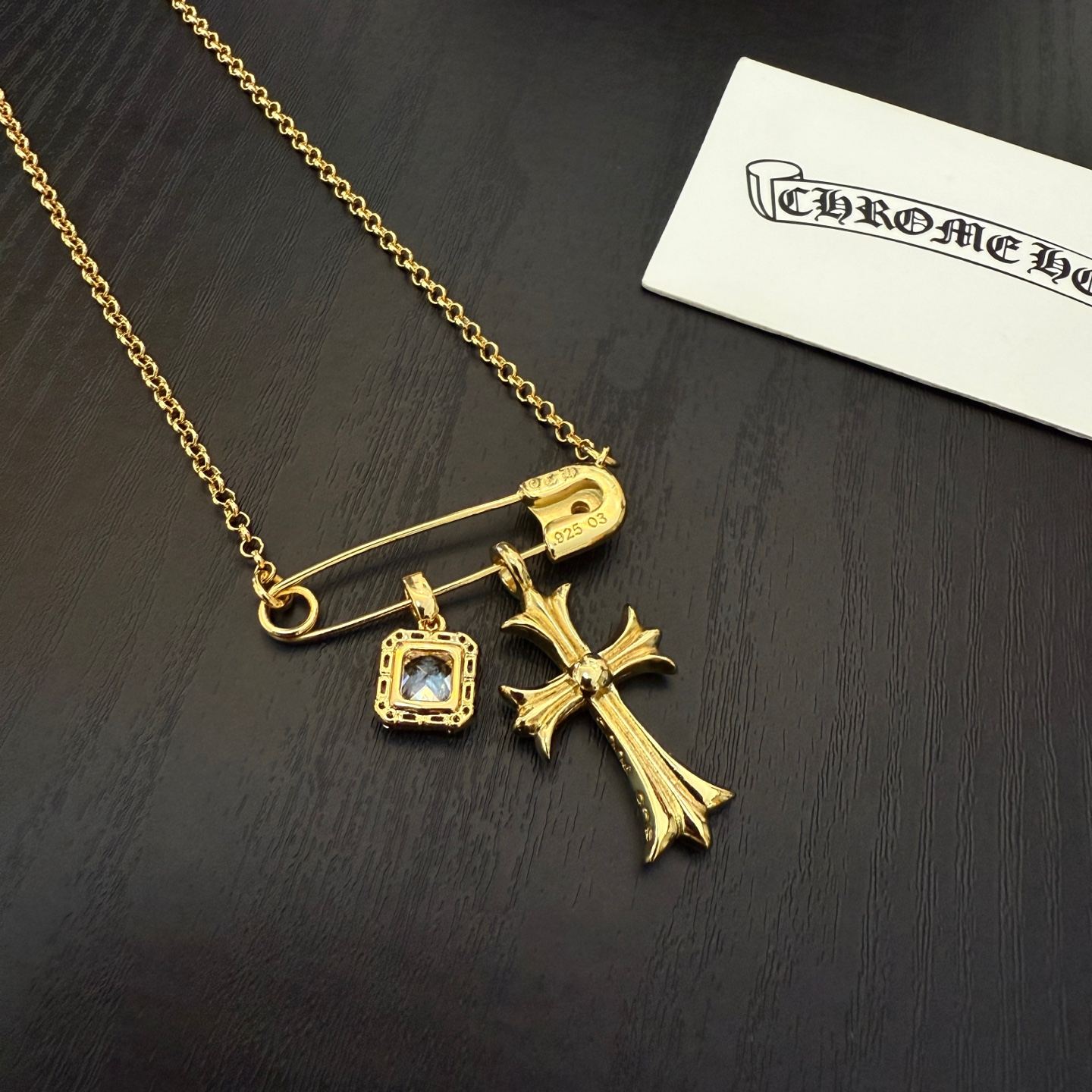   新款【专柜品质】Chrome Hearts克罗心别针蓝钻十字架项链，凹凸造型不同的花纹设计风格呈现出