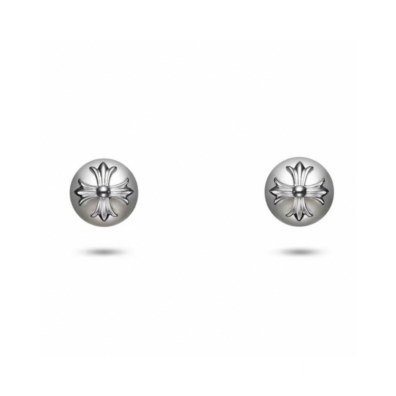  克罗心×Mikimoto 御木本联名款的耳钉，巧妙将女性气质的白色珍珠与 Chrome Hearts 