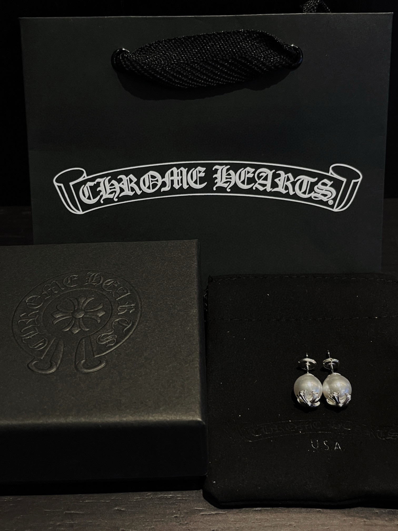  克罗心×Mikimoto 御木本联名款的耳钉，巧妙将女性气质的白色珍珠与 Chrome Hearts 
