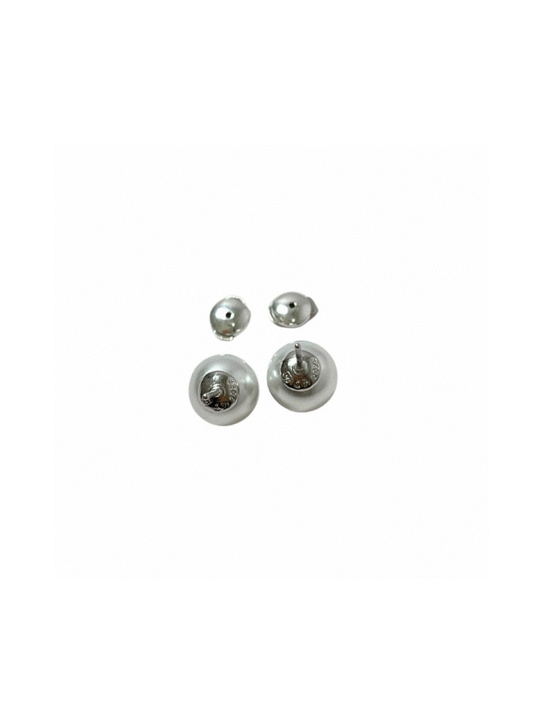  克罗心×Mikimoto 御木本联名款的耳钉，巧妙将女性气质的白色珍珠与 Chrome Hearts 