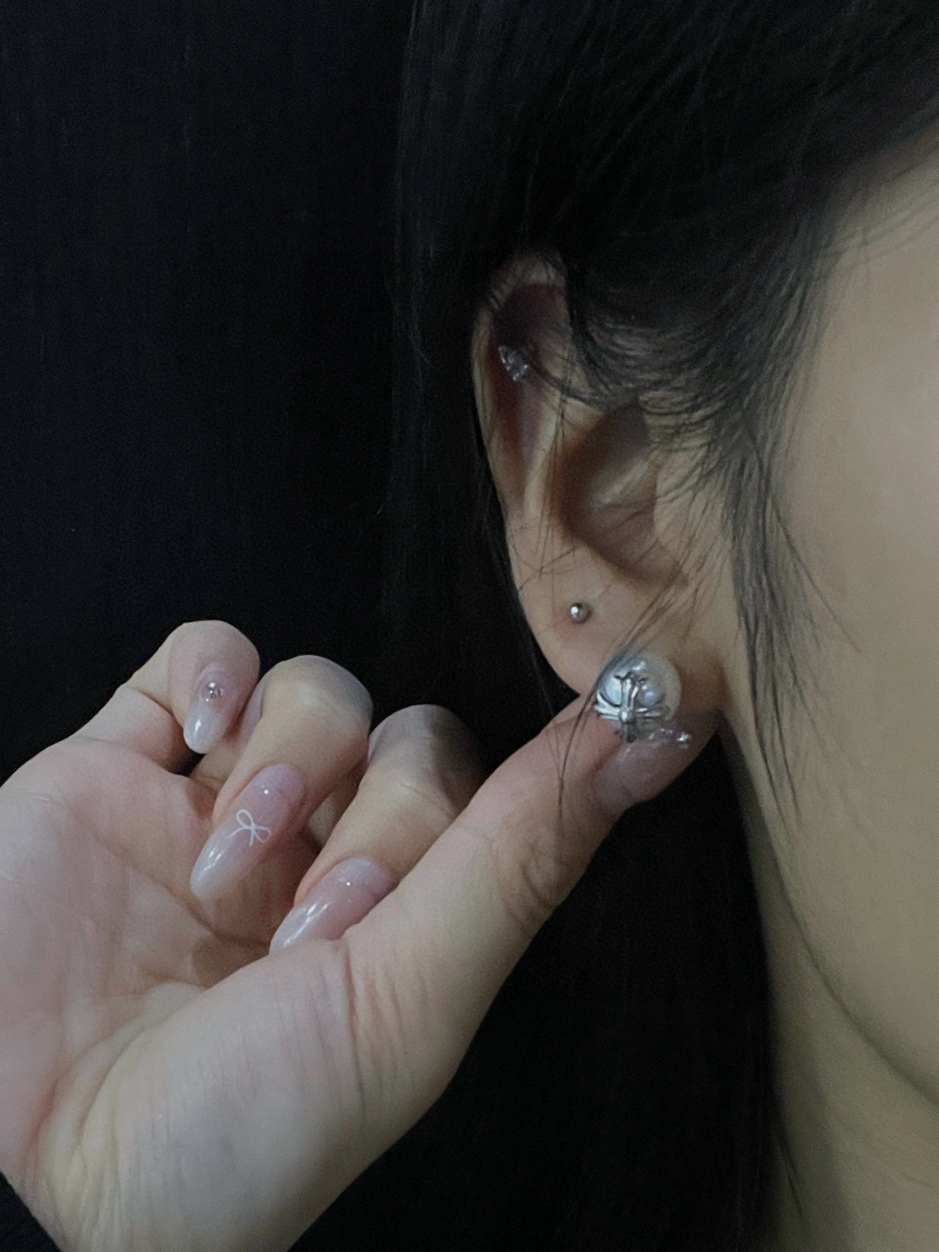  克罗心×Mikimoto 御木本联名款的耳钉，巧妙将女性气质的白色珍珠与 Chrome Hearts 