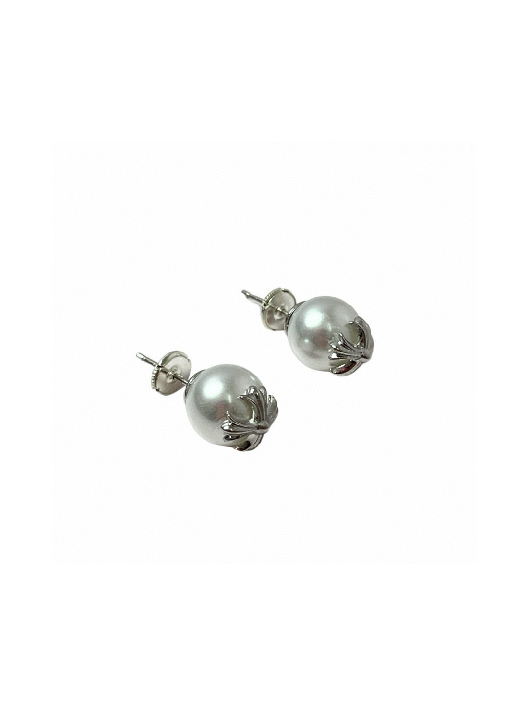  克罗心×Mikimoto 御木本联名款的耳钉，巧妙将女性气质的白色珍珠与 Chrome Hearts 