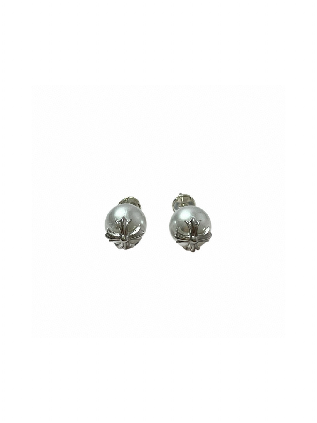  克罗心×Mikimoto 御木本联名款的耳钉，巧妙将女性气质的白色珍珠与 Chrome Hearts 