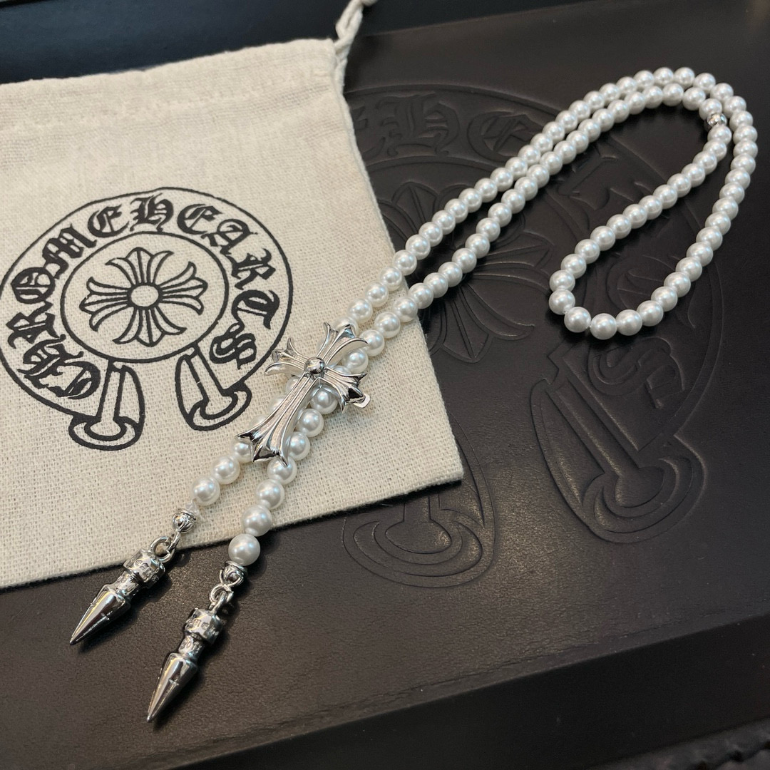 Chrome Hearts克罗心珍珠项链
酷感十足的十字架元素，张扬又个性，搭配珍珠，光泽温润，柔美又