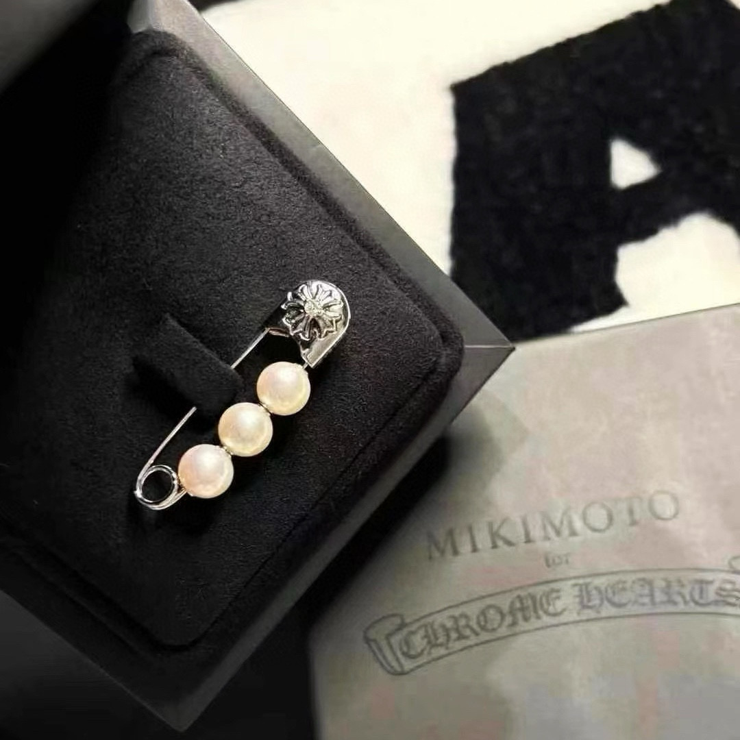 𝐂𝐡𝐫𝐨𝐦𝐞 𝐡𝐞𝐚𝐫𝐭𝐬 克罗心xmikimoto联名别针珍珠胸针，珍珠与克罗心完美碰撞结合 是克罗