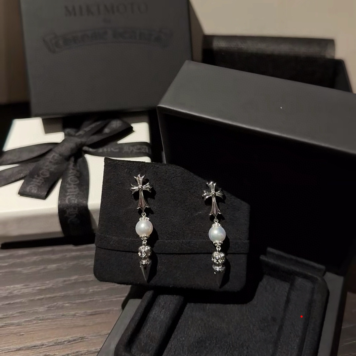  克罗心×Mikimoto 御木本联名款十字架珍珠子弹耳坠 巧妙将女性气质的白色珍珠与 Chrome H