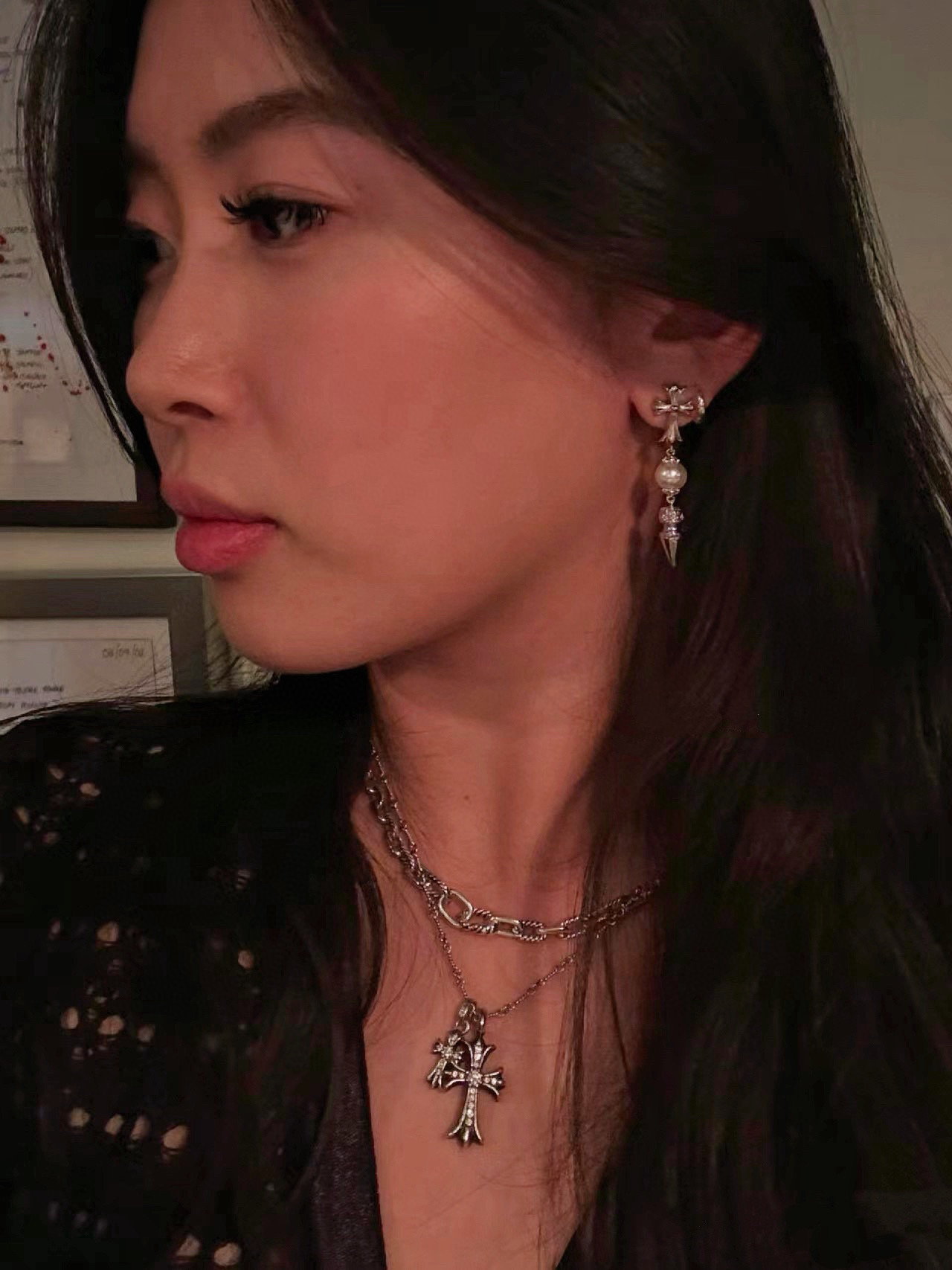  克罗心×Mikimoto 御木本联名款十字架珍珠子弹耳坠 巧妙将女性气质的白色珍珠与 Chrome H