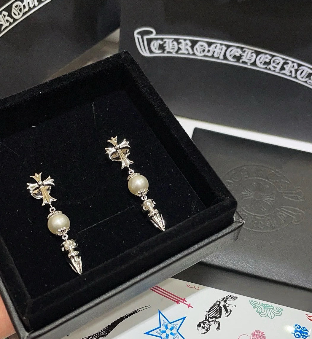  克罗心×Mikimoto 御木本联名款十字架珍珠子弹耳坠 巧妙将女性气质的白色珍珠与 Chrome H