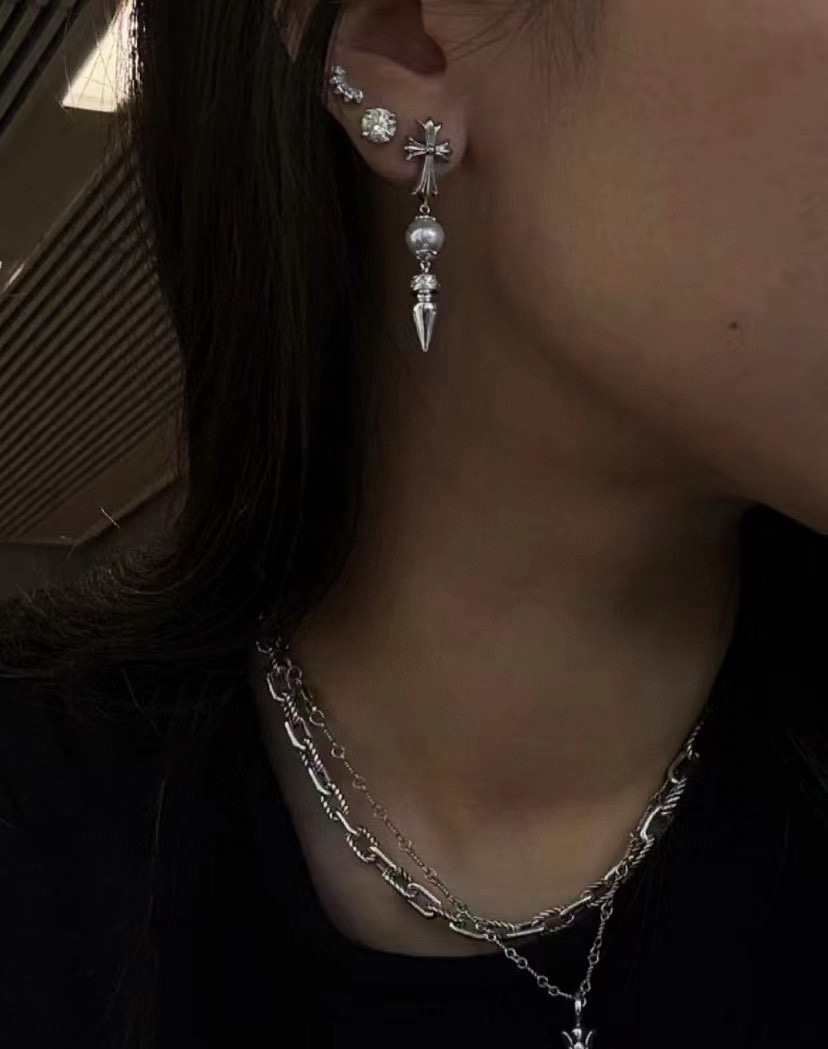  克罗心×Mikimoto 御木本联名款十字架珍珠子弹耳坠 巧妙将女性气质的白色珍珠与 Chrome H