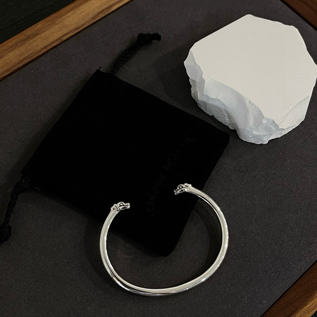  𝐂𝐡𝐫𝐨𝐦𝐞 𝐡𝐞𝐚𝐫𝐭𝐬克罗心  双龙头手镯
古银风格 复古做旧   开口光面   龙头造型   
