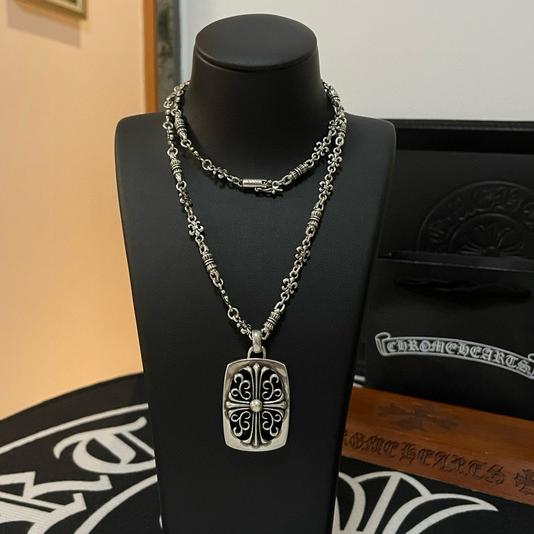  新款【专柜品质】Chrome Hearts克罗心 经典复古纽纹项链 十字花吊牌吊坠 凹凸造型不同的花纹