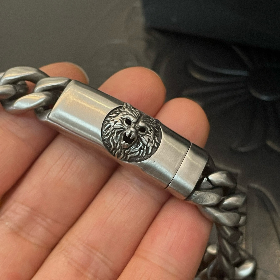 批 【专柜品质】Chrome Hearts克罗心 经典复古狮头手链 凹凸造型不同的花纹设计风格 呈现出与