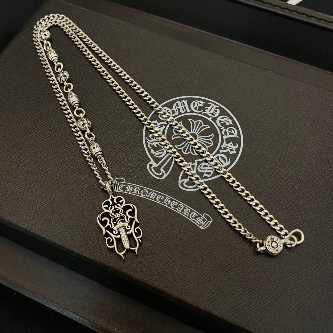  新款【专柜品质】Chrome Hearts克罗心 经典复古侧身项链 藤花宝剑吊坠 凹凸造型不同的花纹