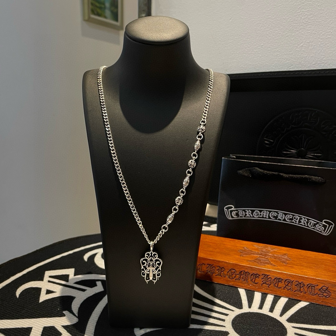   新款【专柜品质】Chrome Hearts克罗心 经典复古侧身项链 藤花宝剑吊坠 凹凸造型不同的花纹
