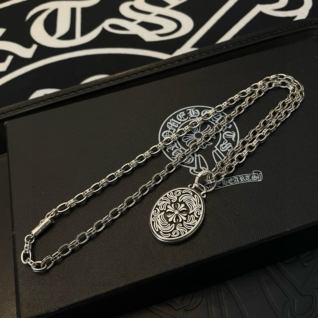 批 新款【专柜品质】Chrome Hearts克罗心 经典复古字母项链 藤花圆吊坠 凹凸造型不同的花纹设