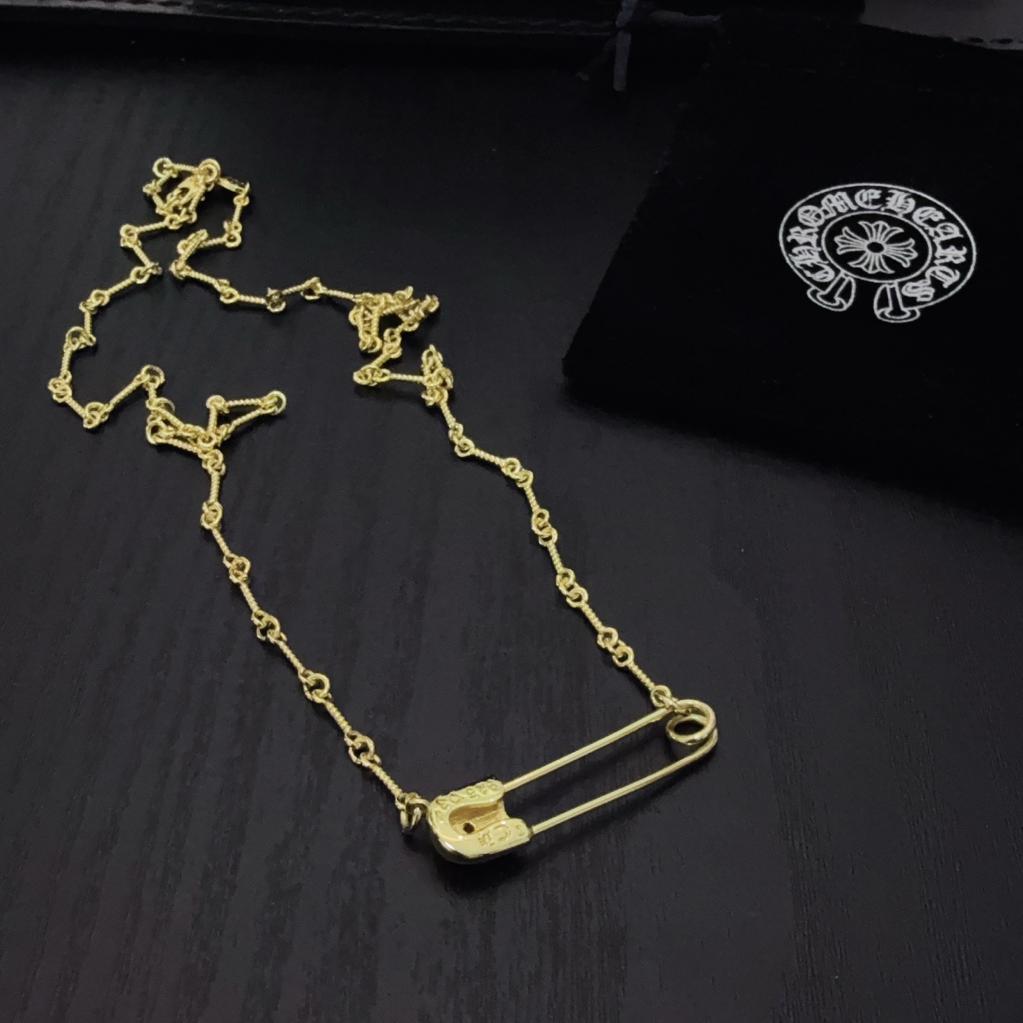  新款【专柜品质】Chrome Hearts克罗心金色别针粉钻项链 凹凸造型不同的花纹设计风格 呈现出与