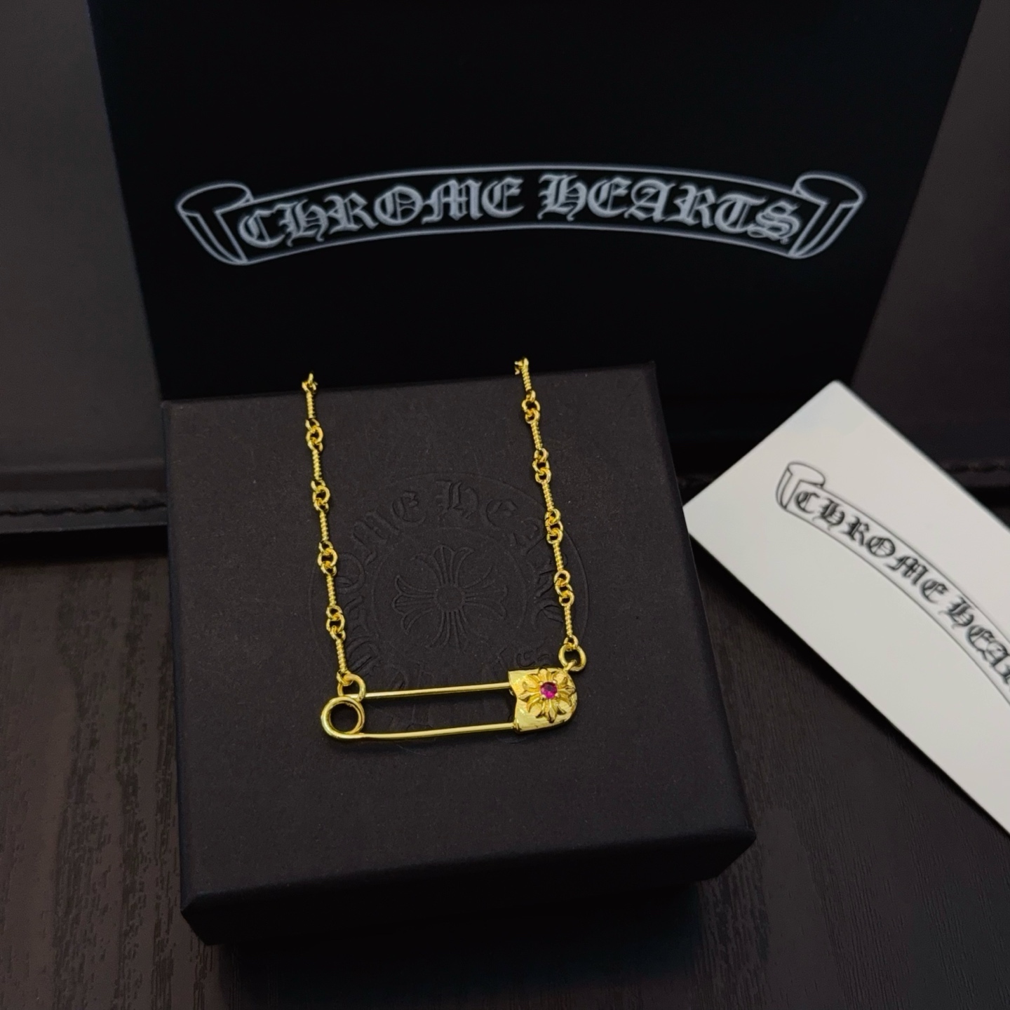  新款【专柜品质】Chrome Hearts克罗心金色别针粉钻项链 凹凸造型不同的花纹设计风格 呈现出与