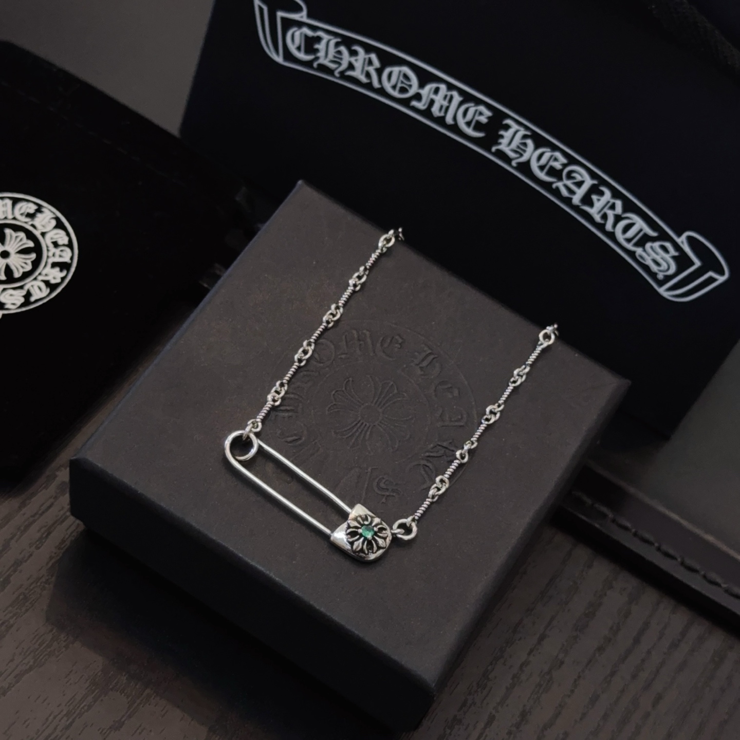    新款【专柜品质】Chrome Hearts克罗心别针绿钻项链 凹凸造型不同的花纹设计风格 呈现出与