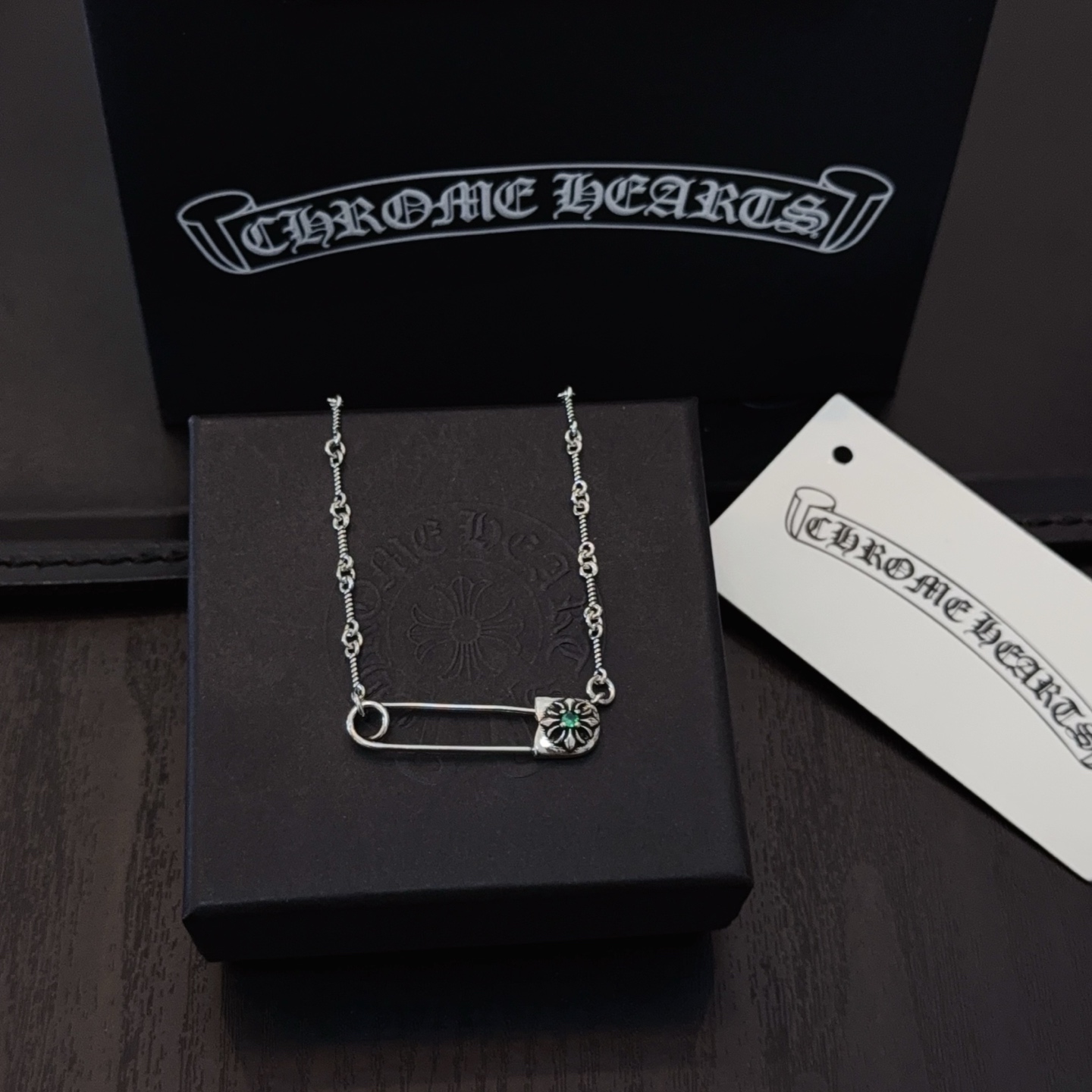    新款【专柜品质】Chrome Hearts克罗心别针绿钻项链 凹凸造型不同的花纹设计风格 呈现出与