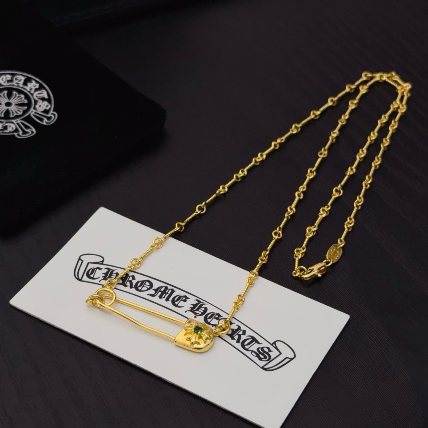  新款【专柜品质】Chrome Hearts克罗心金色别针镶绿钻项链 凹凸造型不同的花纹设计风格 呈现出
