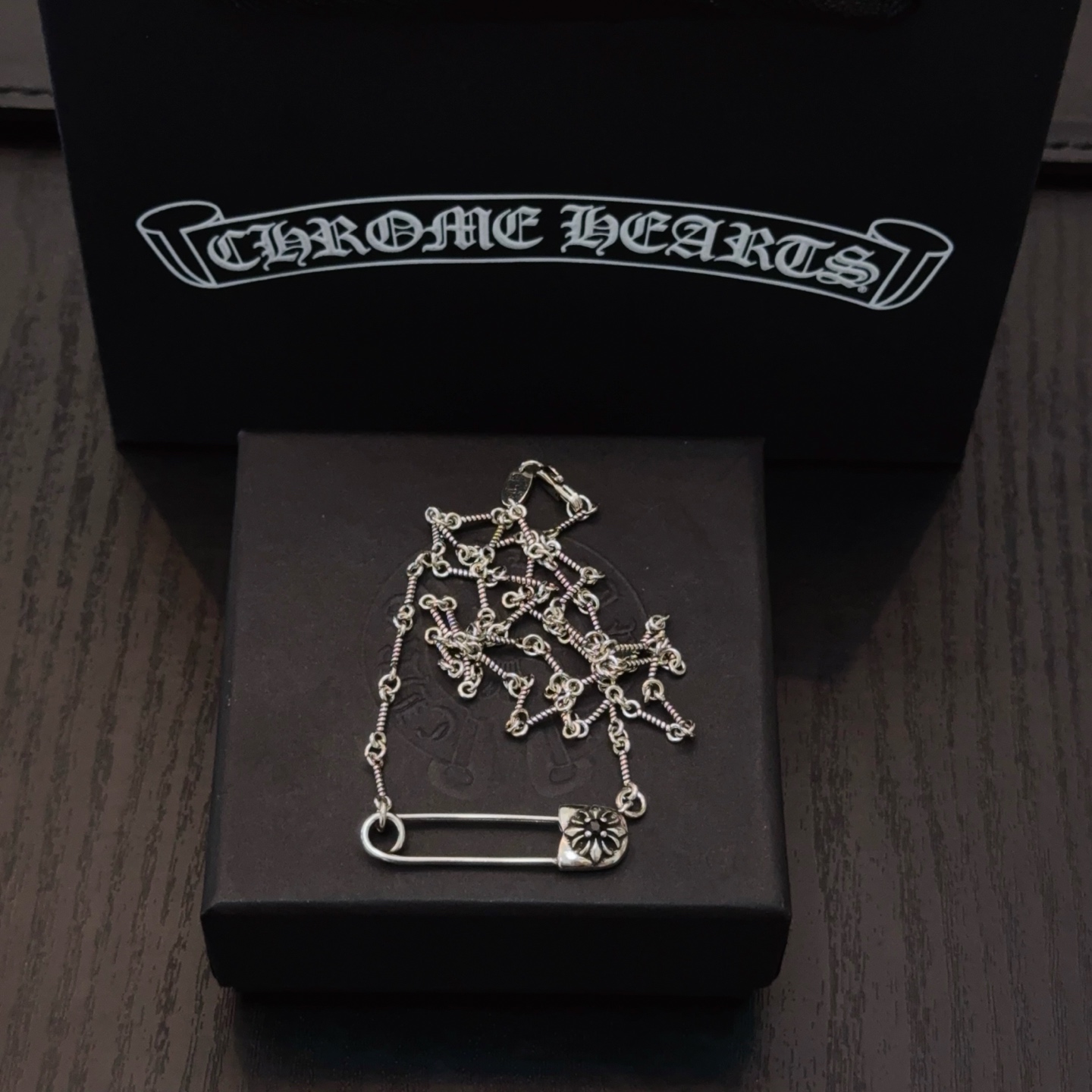  新款【专柜品质】Chrome Hearts克罗心别针镶黑钻项链 凹凸造型不同的花纹设计风格 呈现出与众