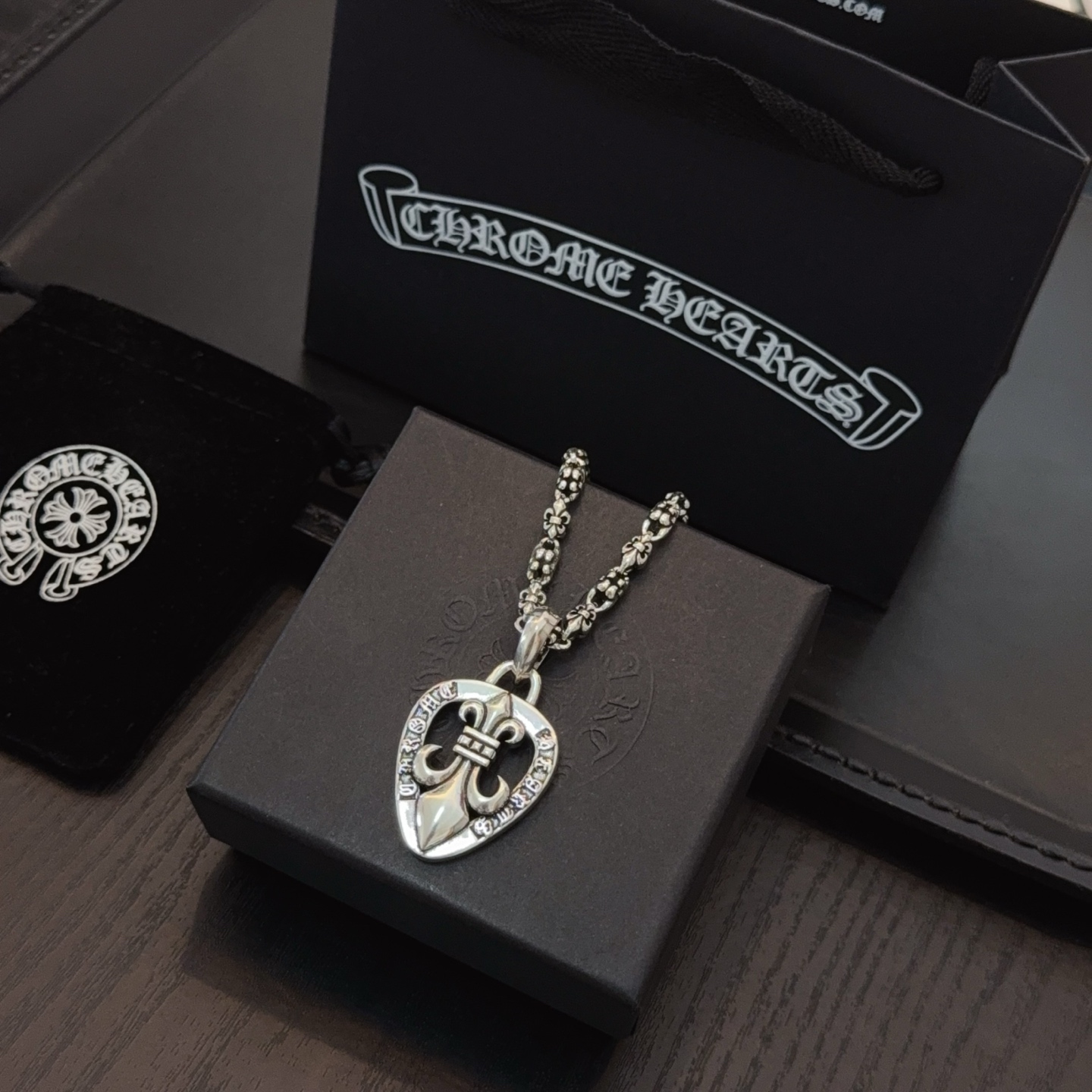    新款【专柜品质】Chrome Hearts克罗心经典复古童军花项链，心型童军花吊坠 凹凸造型不同的