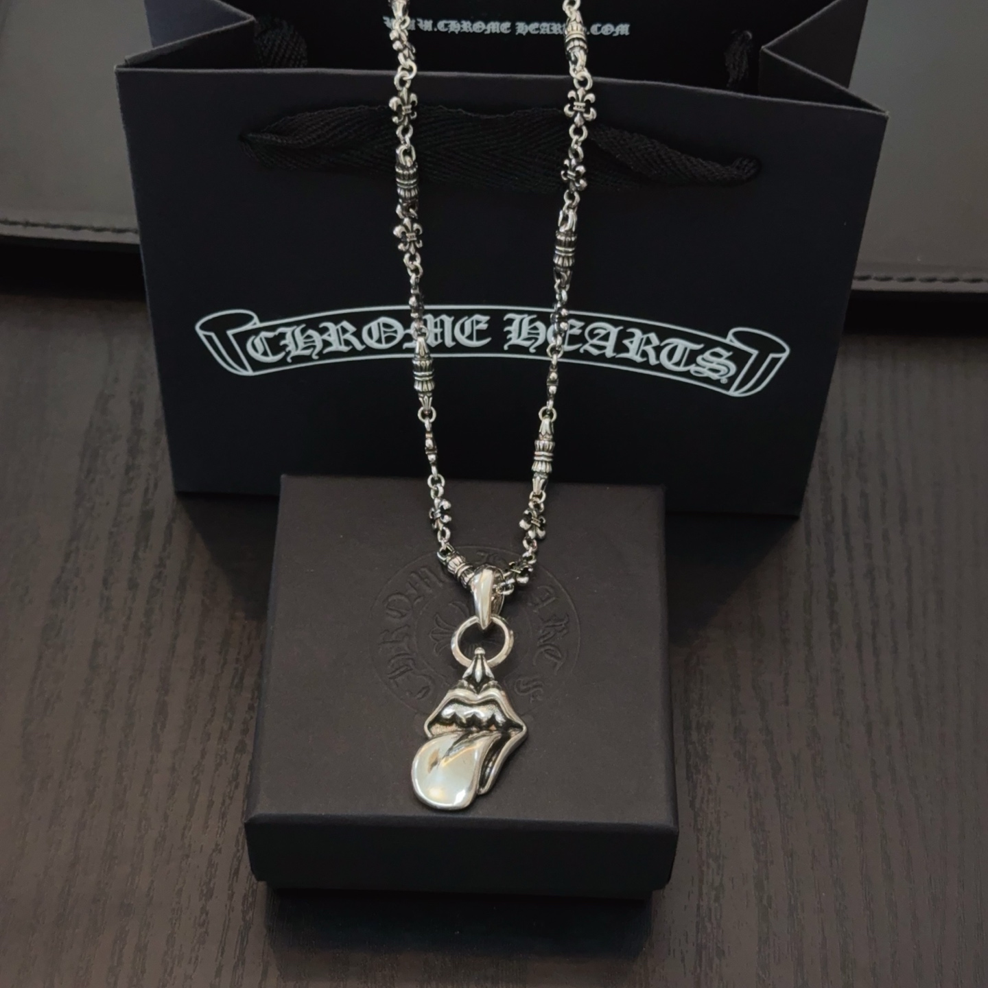     新款【专柜品质】Chrome Hearts克罗心经典复古童军花项链，大舌头吊坠 凹凸造型不同的花