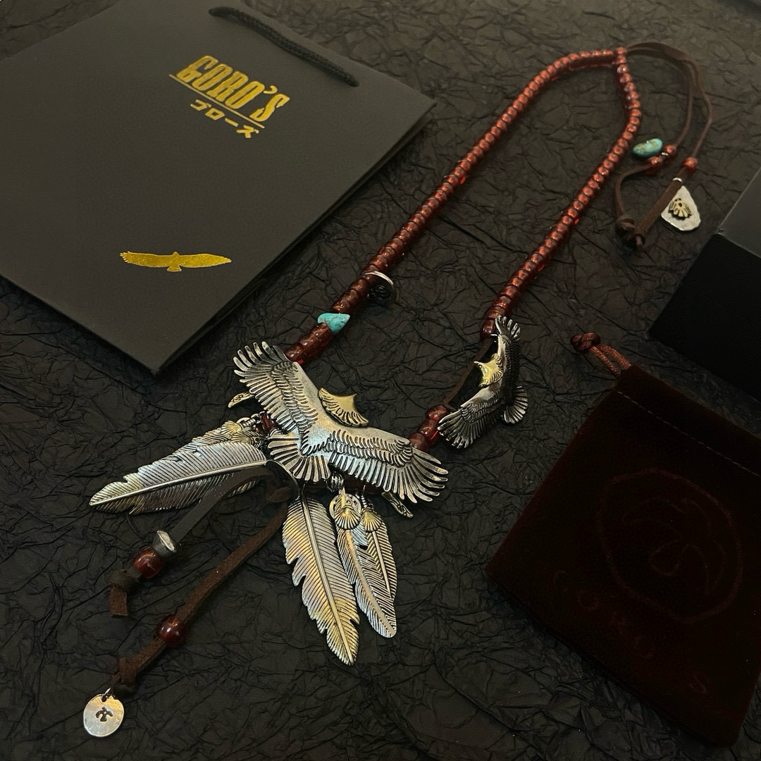 批💰195    【新品上架】Goro’s高桥吾郎老鹰羽毛吊坠，高桥经典琉璃珠项链，顶级版本，认准独家拍摄，主攻高端市场 ，快手/ins/小红书热门款，绝对区别普通版本！图片产品细节与ZP一致！原版制作工艺 精工品质 纯手工打造 ～正品开模💝潮流时尚必备 男女均可佩戴 情侣款同款 摇滚朋克泰银风格 复古元素 潮流百搭 官网同款❤️