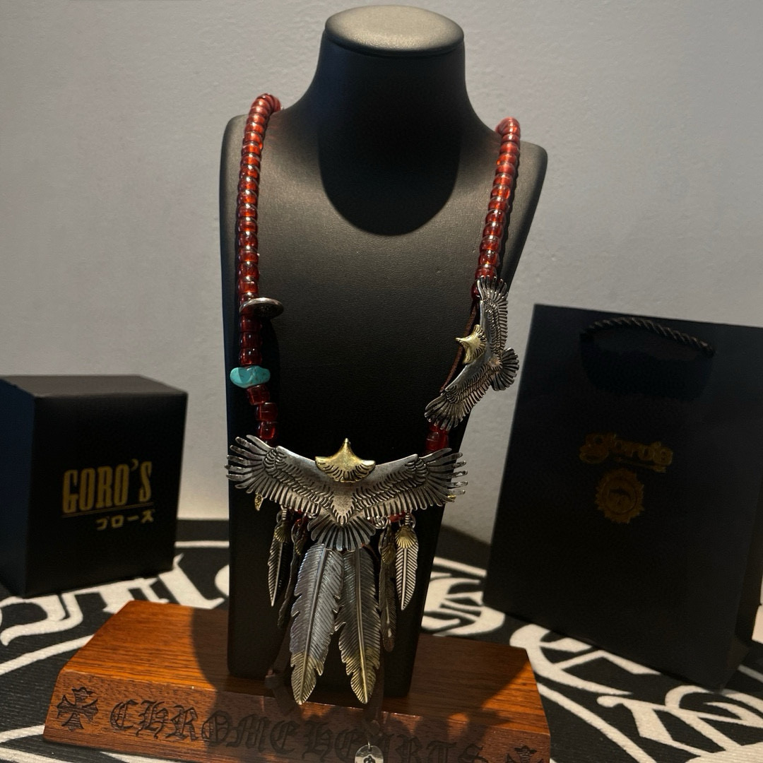 批💰195    【新品上架】Goro’s高桥吾郎老鹰羽毛吊坠，高桥经典琉璃珠项链，顶级版本，认准独家拍摄，主攻高端市场 ，快手/ins/小红书热门款，绝对区别普通版本！图片产品细节与ZP一致！原版制作工艺 精工品质 纯手工打造 ～正品开模💝潮流时尚必备 男女均可佩戴 情侣款同款 摇滚朋克泰银风格 复古元素 潮流百搭 官网同款❤️