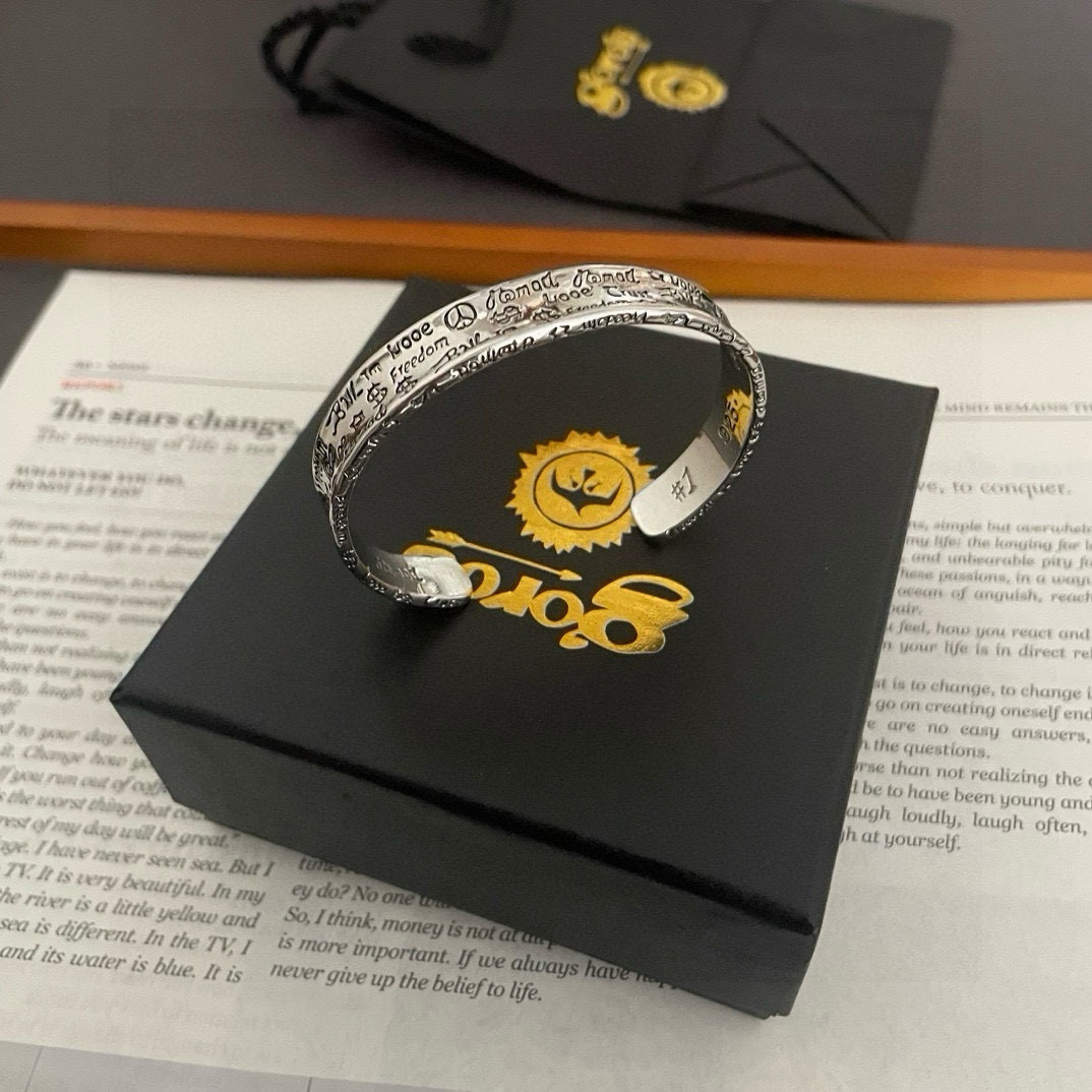   【新品上架】Goro’s高桥吾郎 字母手镯 顶级版本 认准独家拍摄 主攻高端市场 绝对区别普通版本！
