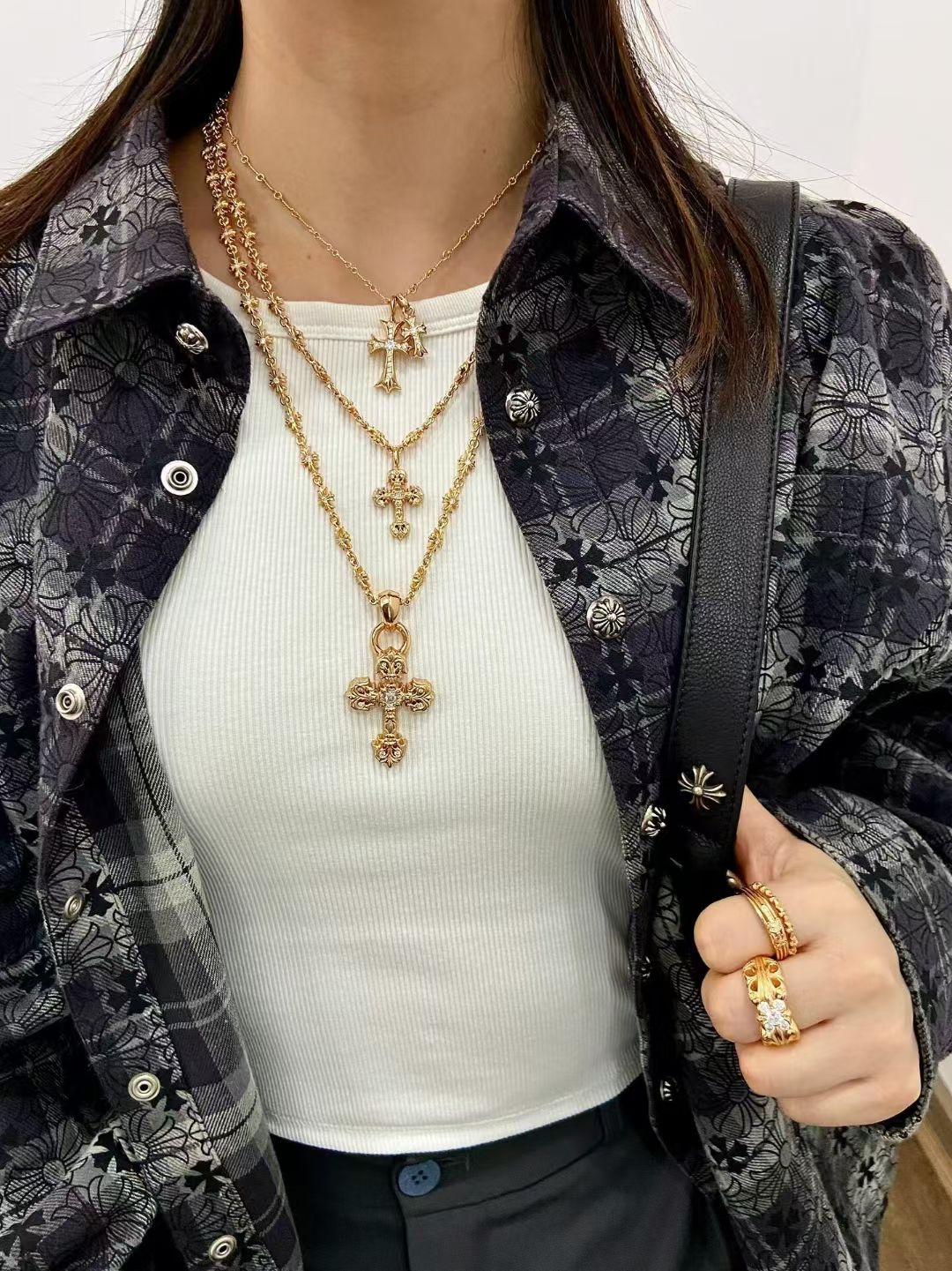 NO:379450,Small 80 Medium Large [Counter Quality] Chrome Hearts Croxin Classic Golden Cross Flame Pendant Necklace, Different Concave and Convex and Convex Design Styles, Showing a unique style. Cross Scout Flowers are Croxin's ambitions, so they last longer. Genuine version of Chrome Hearts Croxin, differentiated from the market, benchmarked on the quality of the version, looking at the details of the letter printing, retro old gray oxygen level. Seiko version!  !  !  Pure handmade ~ Authentic model opening must-have fashion and fashion, both men and women can wear it, same style for couples, original official website, rock punk style silver style, retro elements, trendy and versatile!  , jewelry boutique, chrome hearts, chrome hearts, necklace19860909小80 中 大【专柜品质】Chrome Hearts克罗心经典金色十字架火焰吊坠项链 凹凸造型不同的花纹设计风格 呈现出与众不同 十字架 童军花是克罗心的志 所以更经久不衰 正品打版Chrome Hearts克罗心 区别市场普通轻版 对版对标品质 看字印细节 复古做旧灰氧程度.精工版本！！！ 纯手工打造 ～正品开模潮流时尚必备 男女均可佩戴 情侣同款 官网原版 摇滚朋克泰银风格 复古元素 潮流百搭！,饰品精品,chrome hearts,chrome hearts,necklace,Jewelry