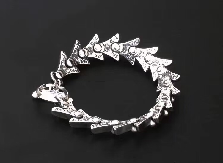 【专柜品质】Chrome Hearts克罗心经典复古燕尾手链 凹凸造型不同的花纹设计风格 呈现出与众不同