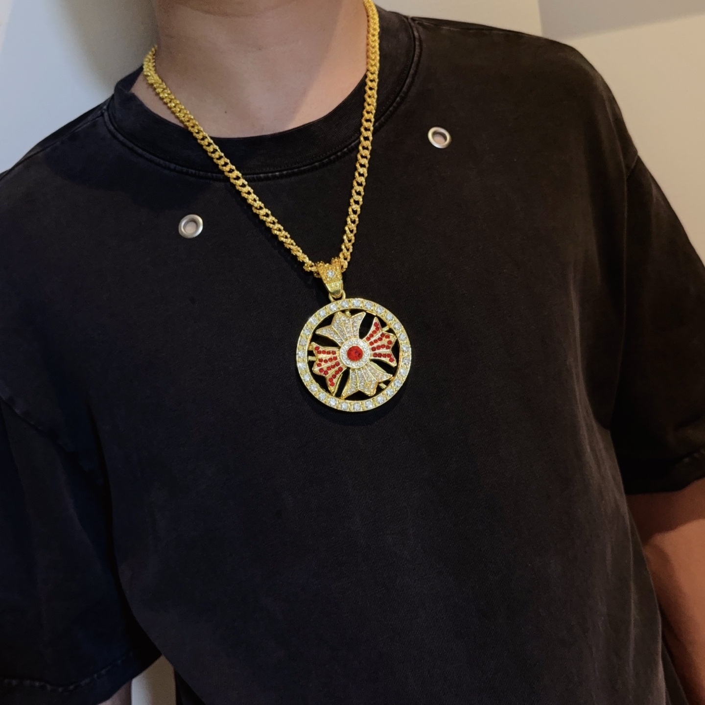   新款【专柜品质】Chrome Hearts克罗心黄金色多元素灵动十字架项链 凹凸造型不同的花纹设计风