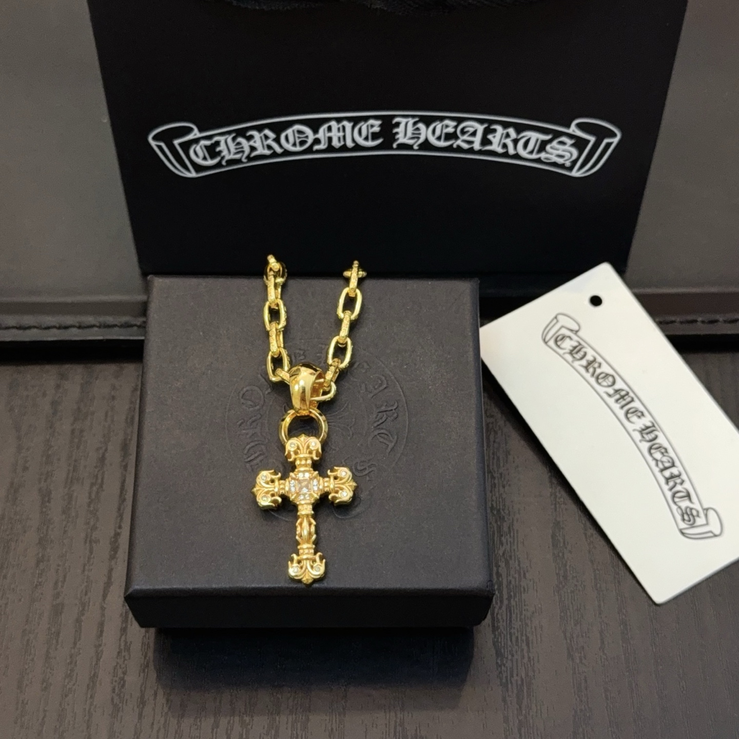  新款【专柜品质】Chrome Hearts克罗心黄金色满钻十字架项链 凹凸造型不同的花纹设计风格 呈现