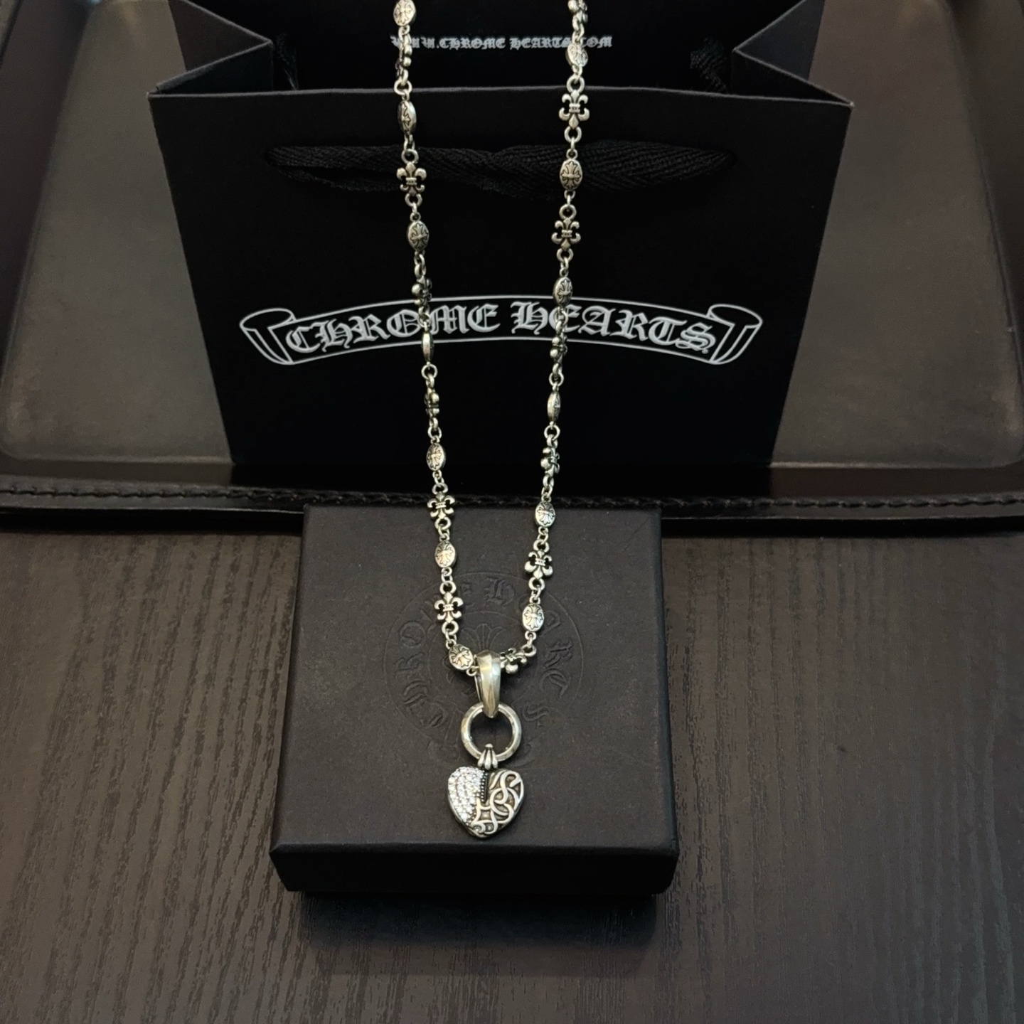  新款【专柜品质】Chrome Hearts克罗心经典复古花球项链，藤蔓爱心吊坠 凹凸造型不同的花纹设计