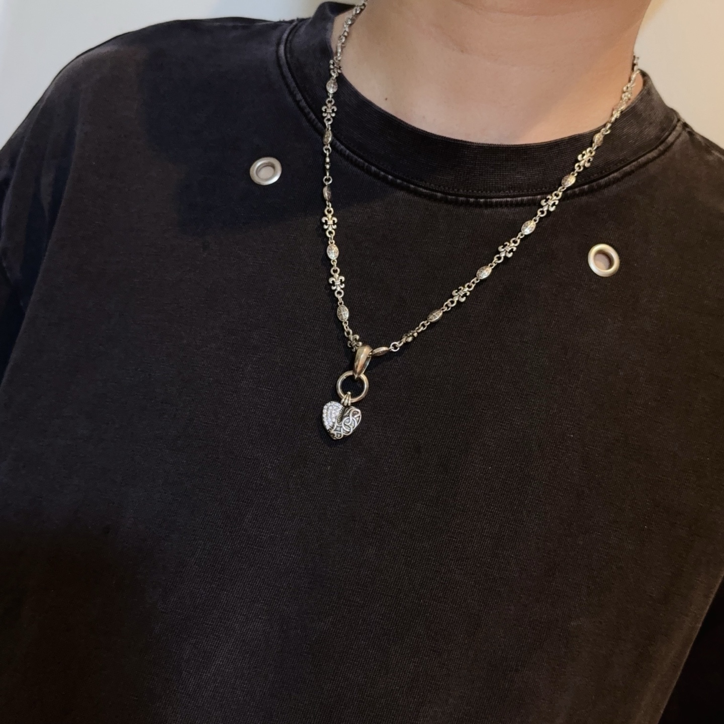  新款【专柜品质】Chrome Hearts克罗心经典复古花球项链，藤蔓爱心吊坠 凹凸造型不同的花纹设计