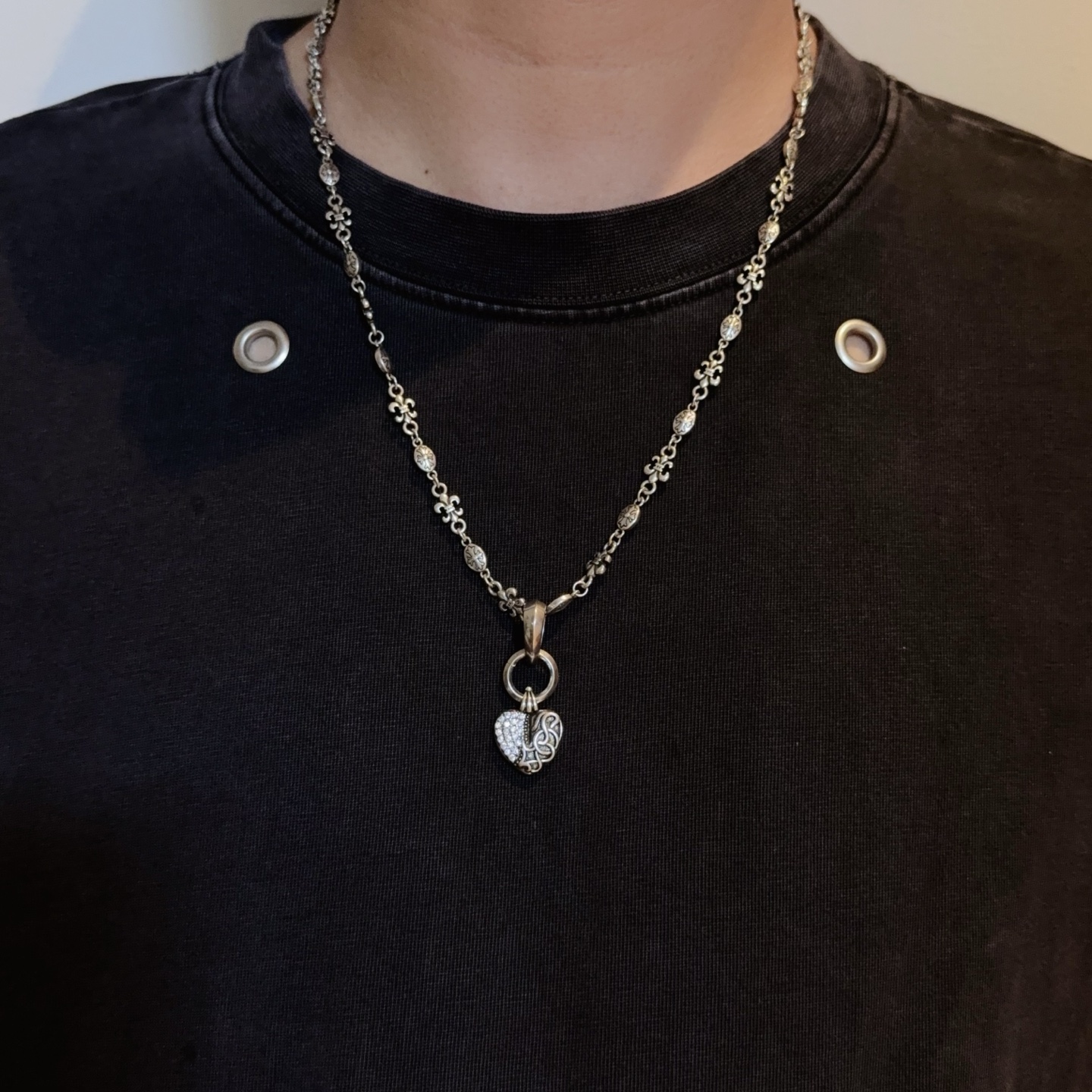  新款【专柜品质】Chrome Hearts克罗心经典复古花球项链，藤蔓爱心吊坠 凹凸造型不同的花纹设计