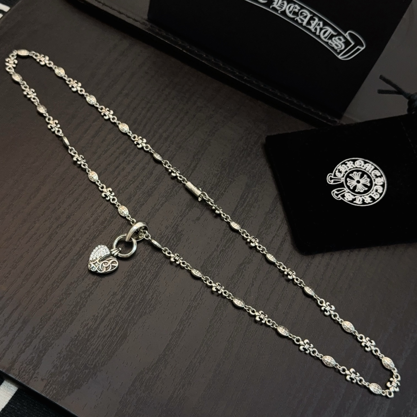  新款【专柜品质】Chrome Hearts克罗心经典复古花球项链，藤蔓爱心吊坠 凹凸造型不同的花纹设计