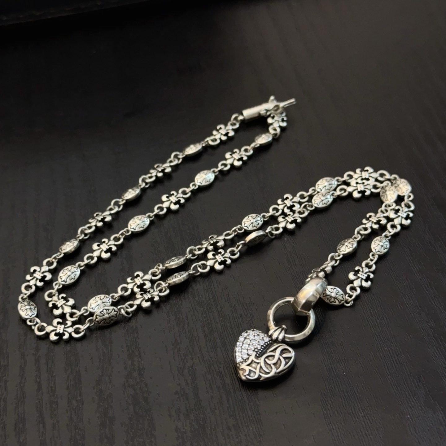  新款【专柜品质】Chrome Hearts克罗心经典复古花球项链，藤蔓爱心吊坠 凹凸造型不同的花纹设计
