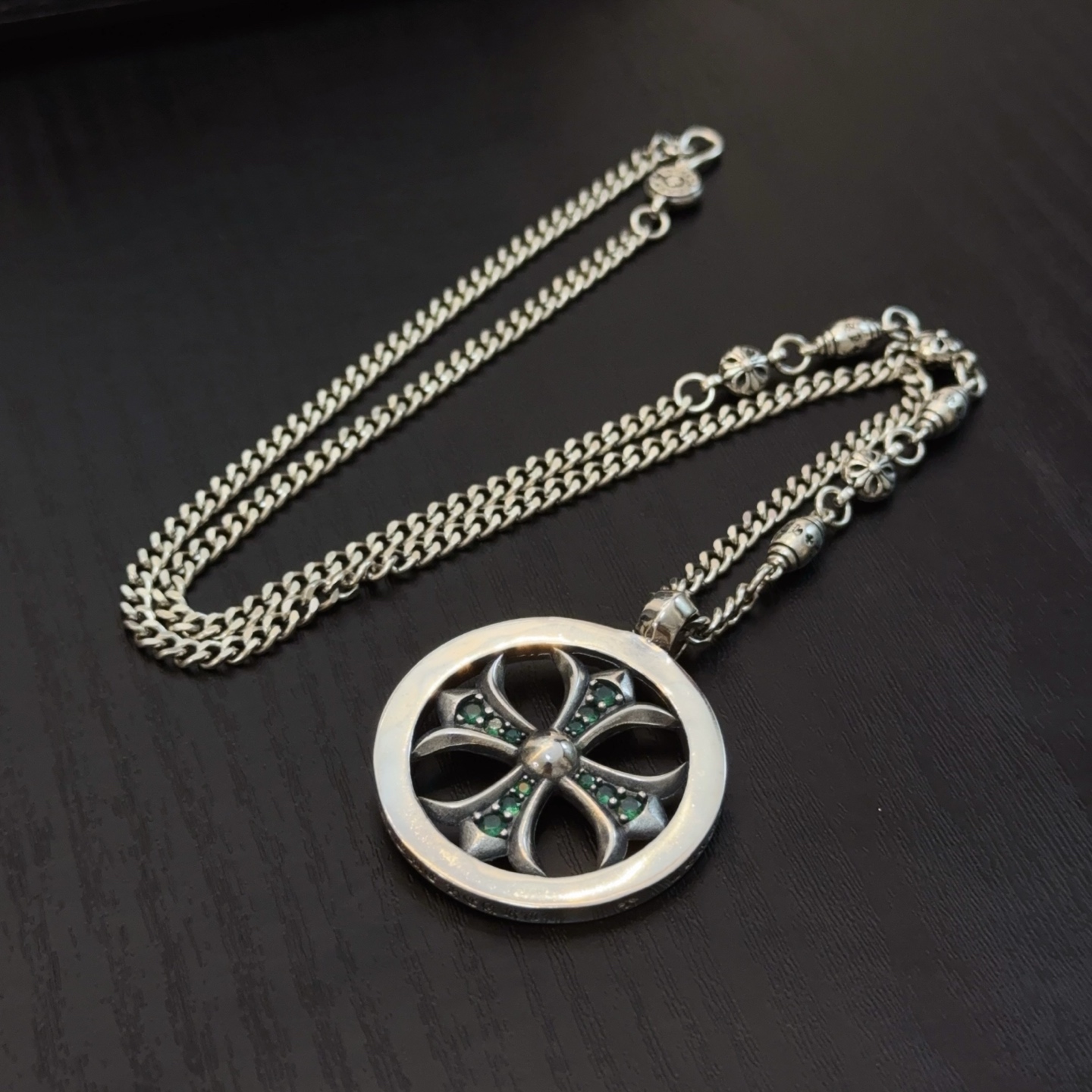  新款【专柜品质】Chrome Hearts克罗心十字花球项链 圆环绿钻十字架吊坠，凹凸造型不同的花纹设