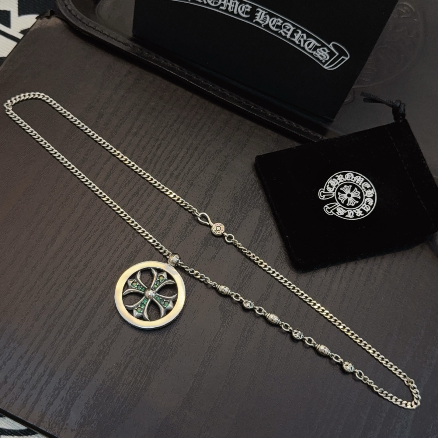  新款【专柜品质】Chrome Hearts克罗心十字花球项链 圆环绿钻十字架吊坠，凹凸造型不同的花纹设