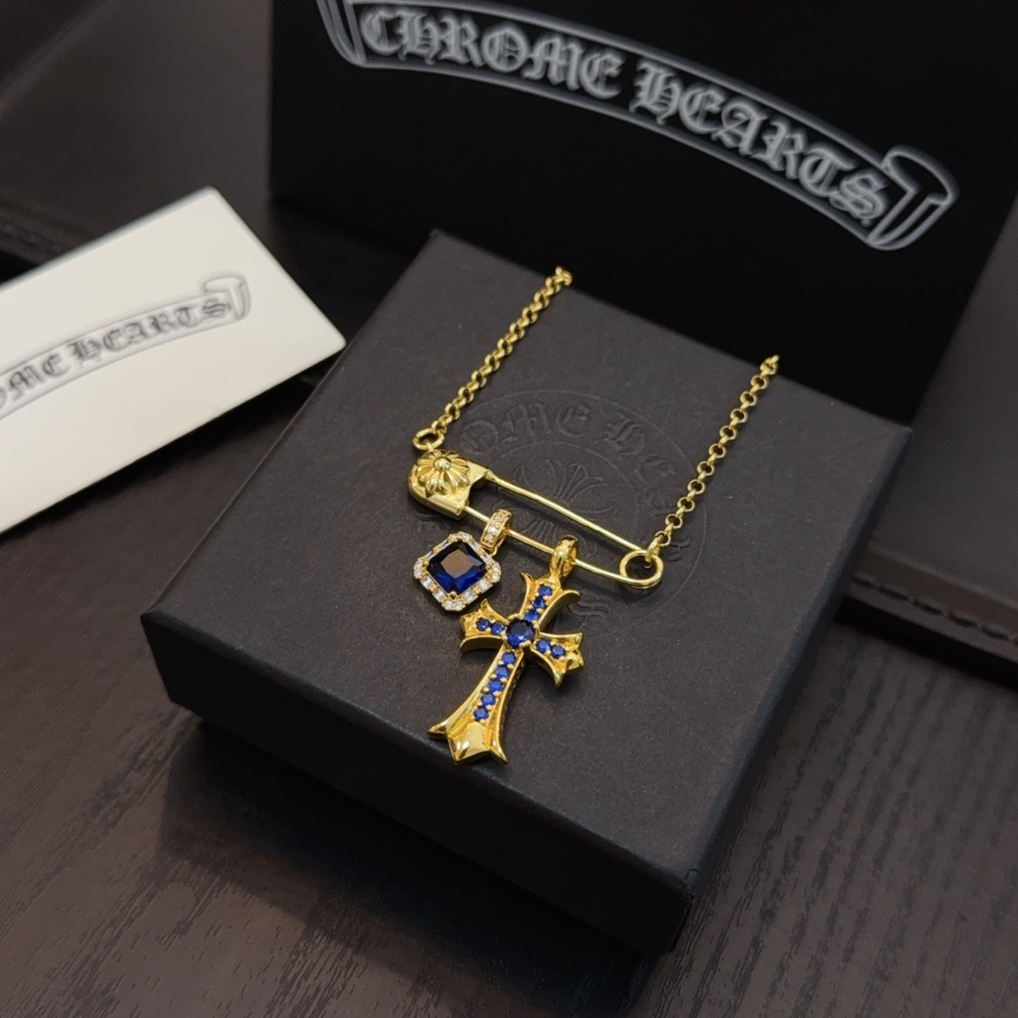  新款【专柜品质】Chrome Hearts克罗心别针蓝钻十字架项链 凹凸造型不同的花纹设计风格 呈现出